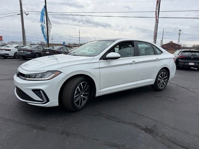 Used 2025 Volkswagen Jetta SE image 3