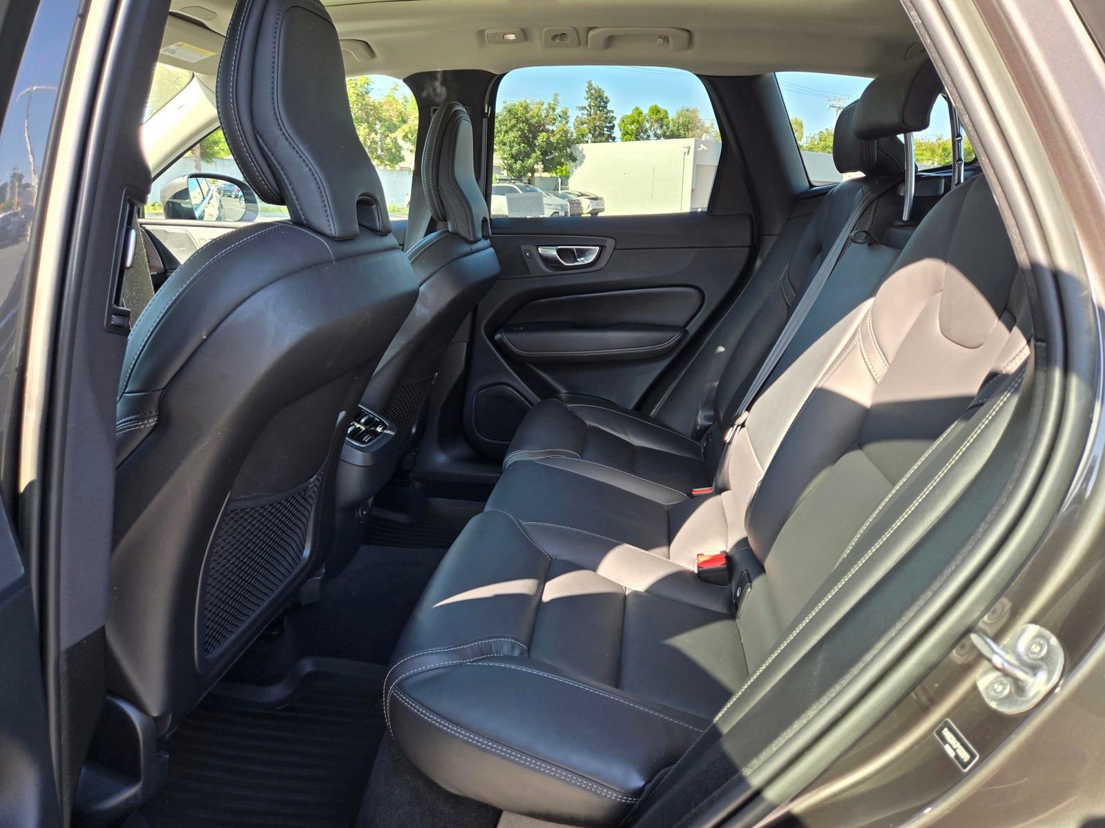 Certified 2023 Volvo XC60 B6 Ultimate w/ Protection Package Premier AWD/4WD image 9