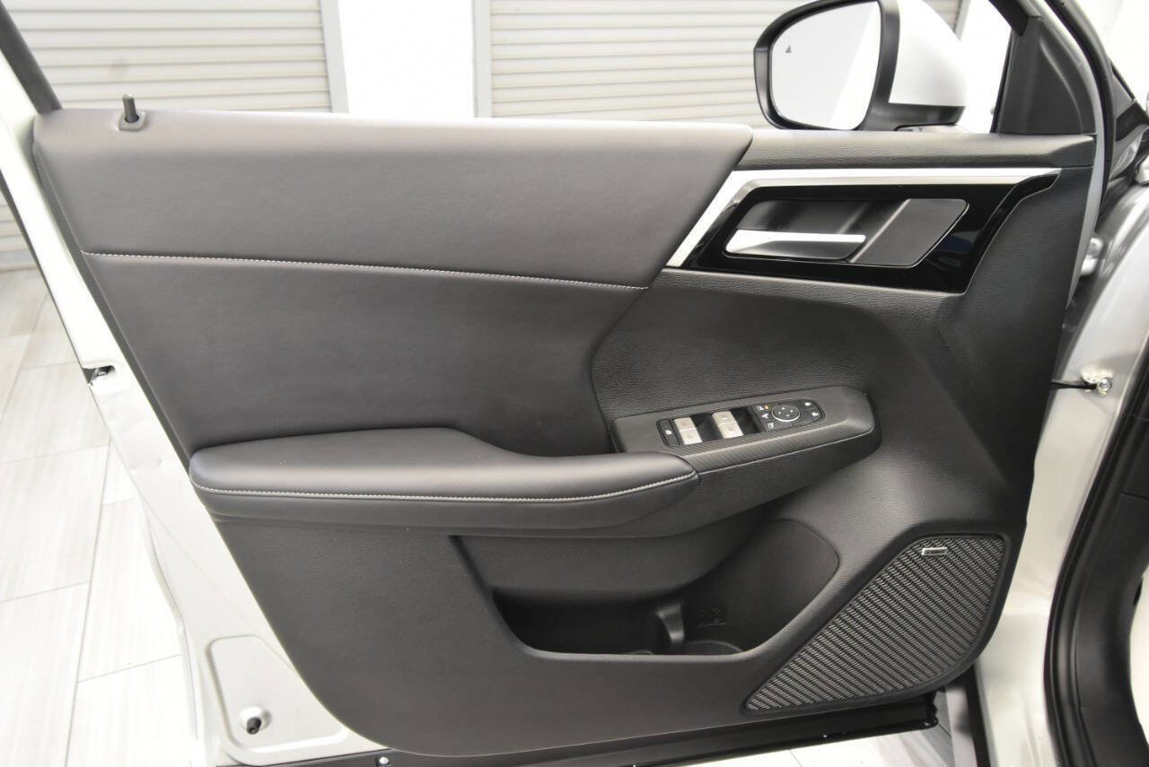 Used 2025 Mitsubishi Outlander SE image 12