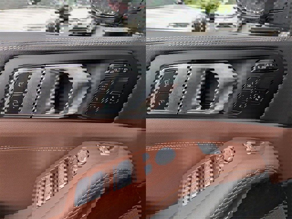 New 2025 BMW X7 xDrive40i w/ Premium Package image 11