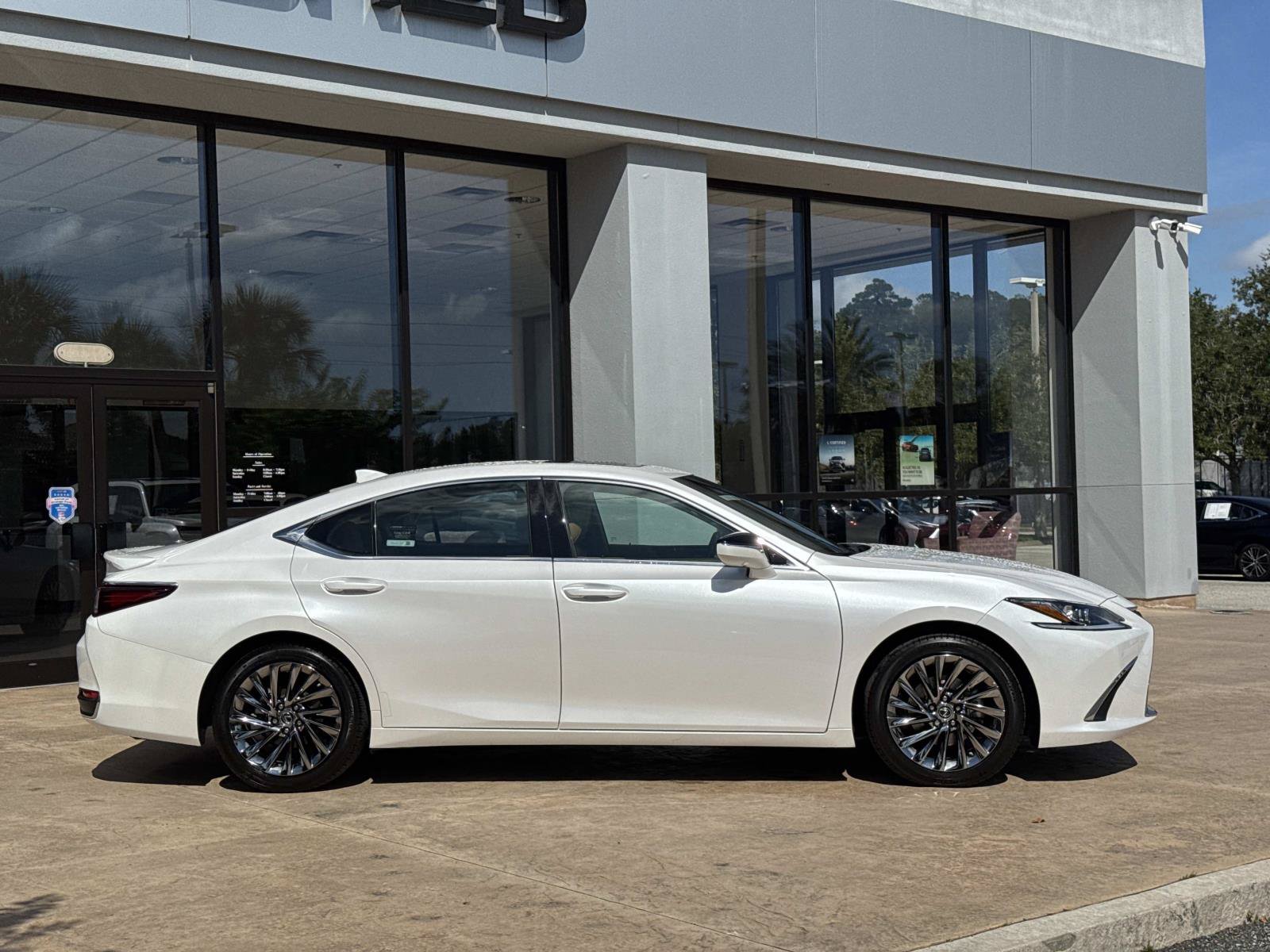 Used 2024 Lexus ES 300h w/ Technology Package FWD image 2