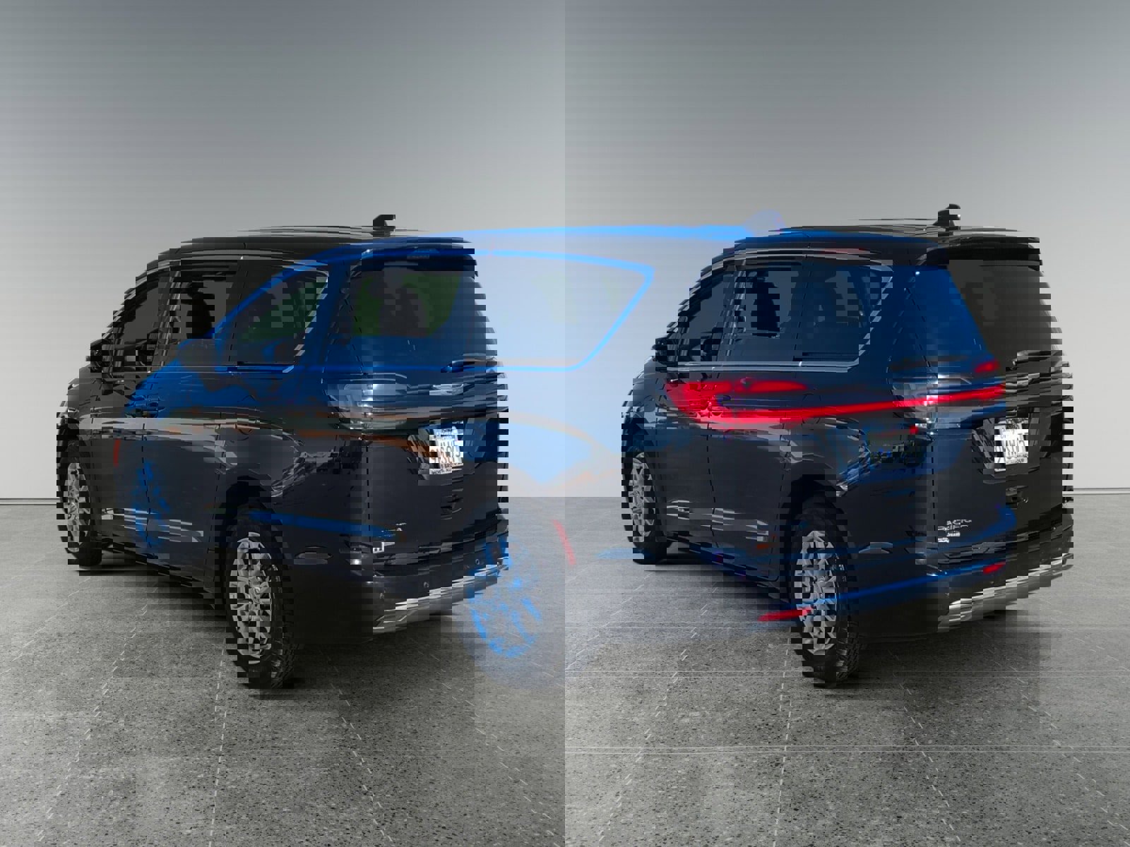 Used 2024 Chrysler Pacifica Touring image 3