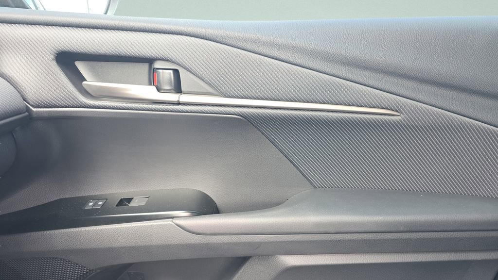 Used 2025 Toyota Camry SE image 13