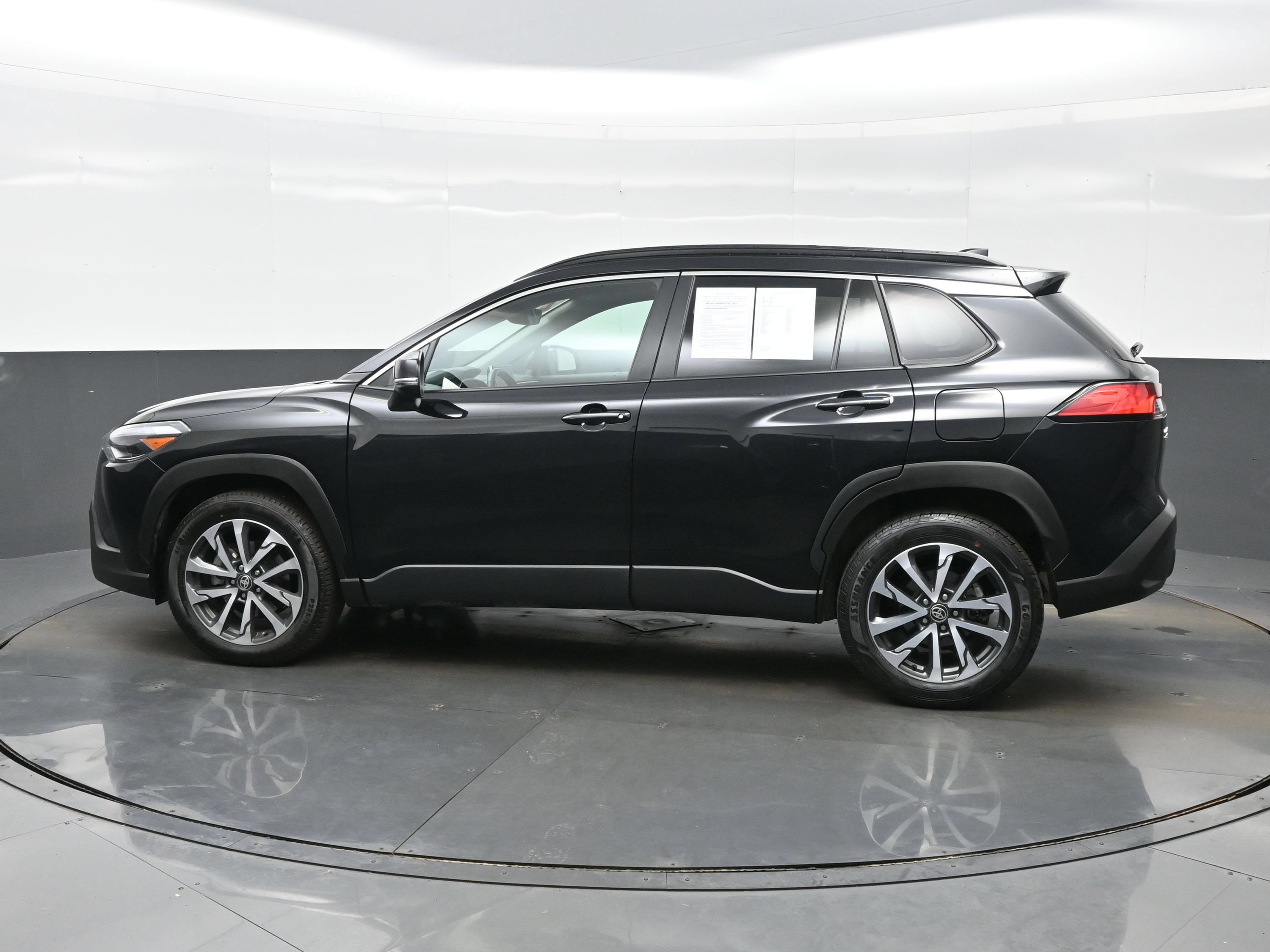 Used 2025 Toyota Corolla Cross XLE AWD/4WD image 3