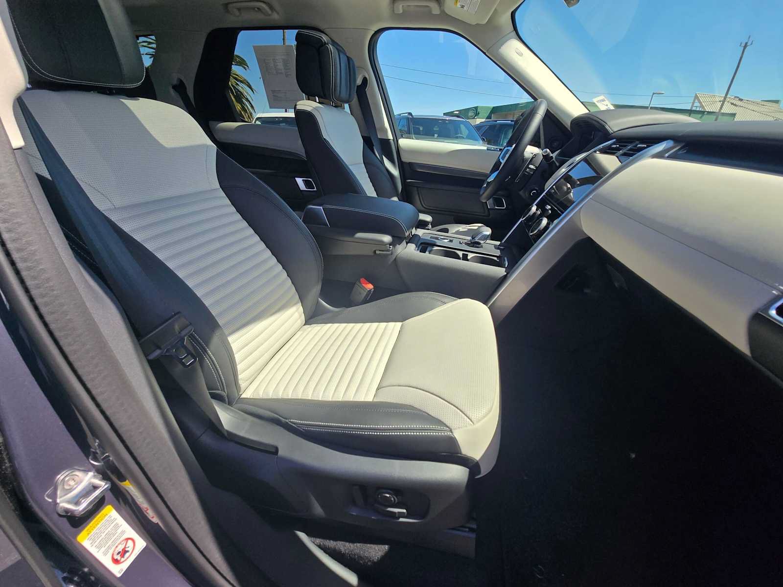 Used 2025 Land Rover Discovery Metropolitan Edition AWD/4WD image 10