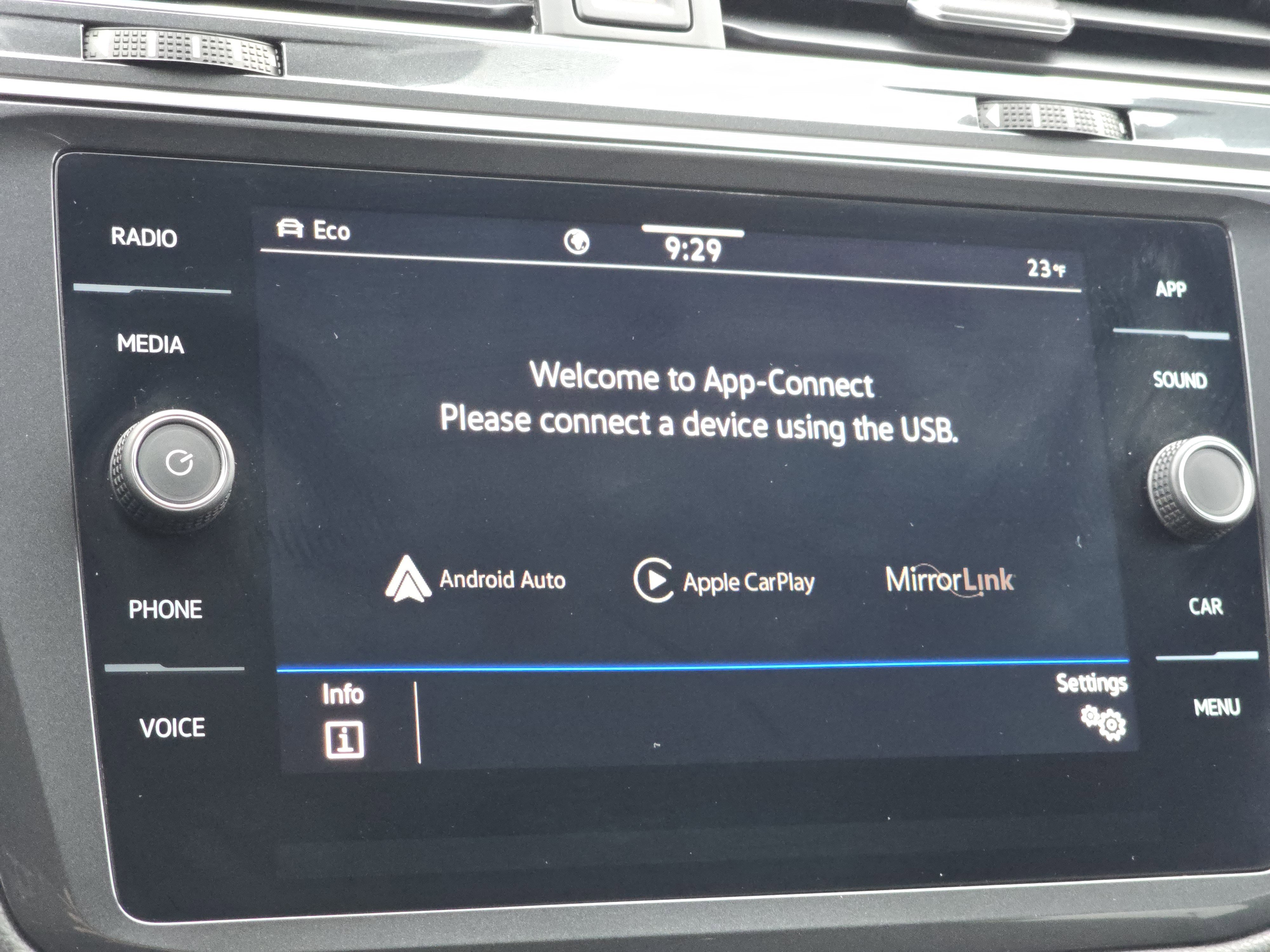 Certified 2023 Volkswagen Tiguan SE image 9