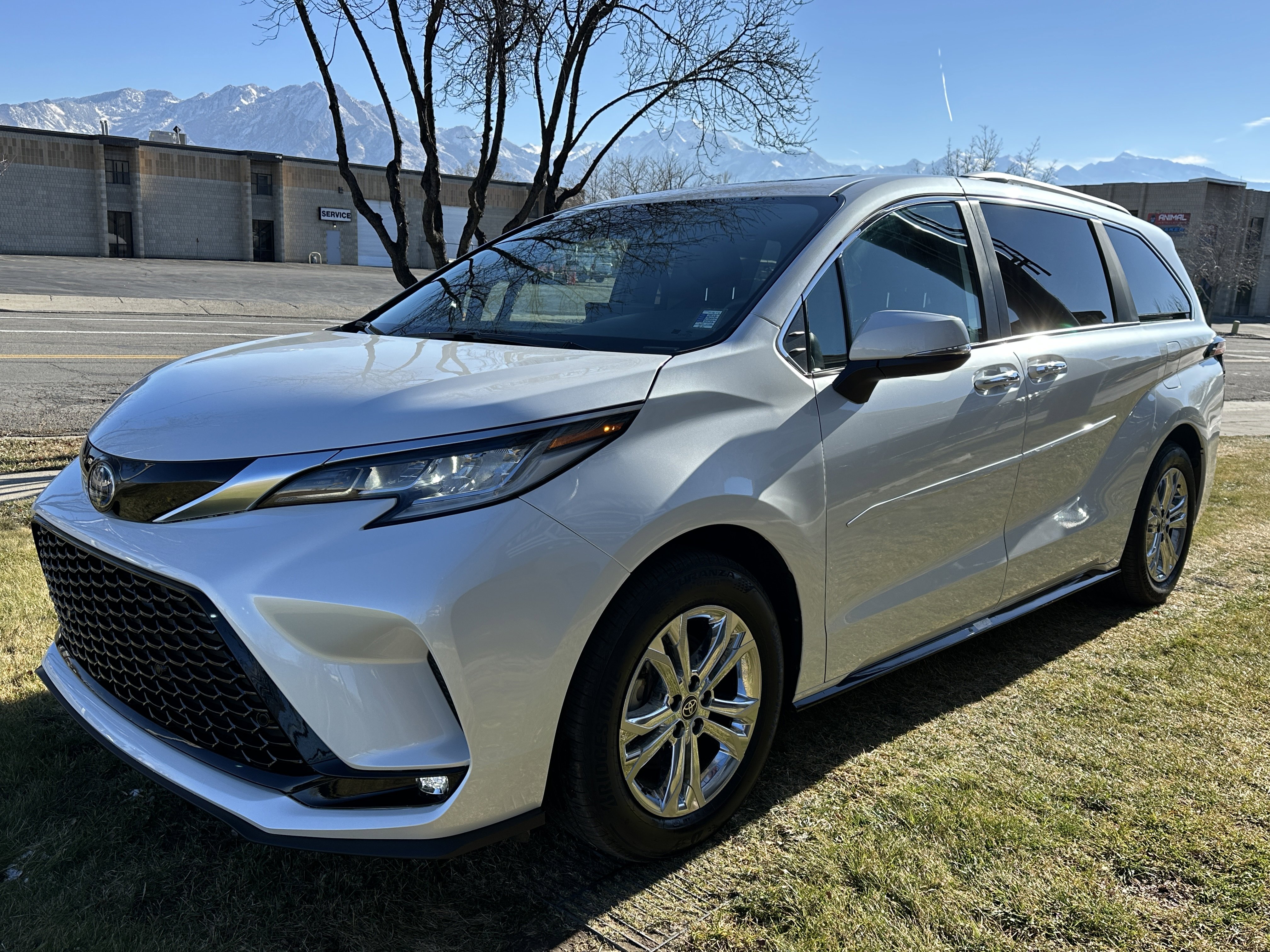 Used 2025 Toyota Sienna Limited image 12