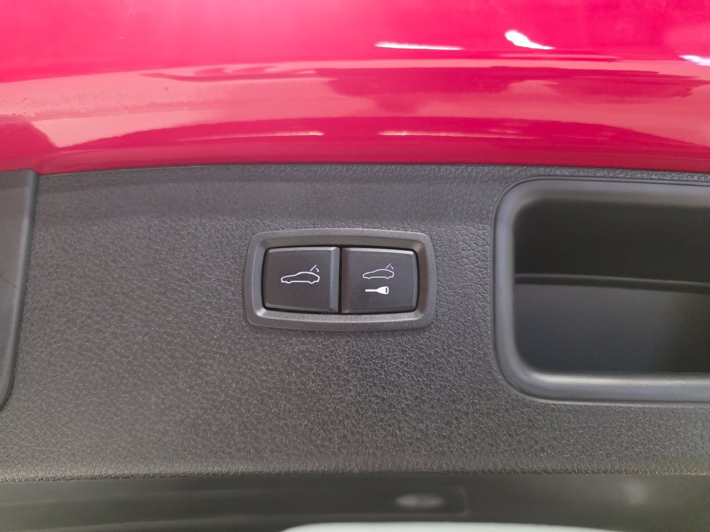 Certified 2024 Porsche Macan AWD/4WD image 15