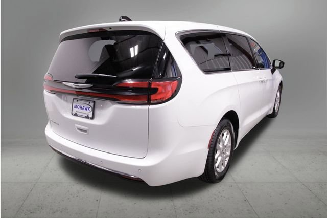 Used 2024 Chrysler Pacifica Touring-L FWD image 5