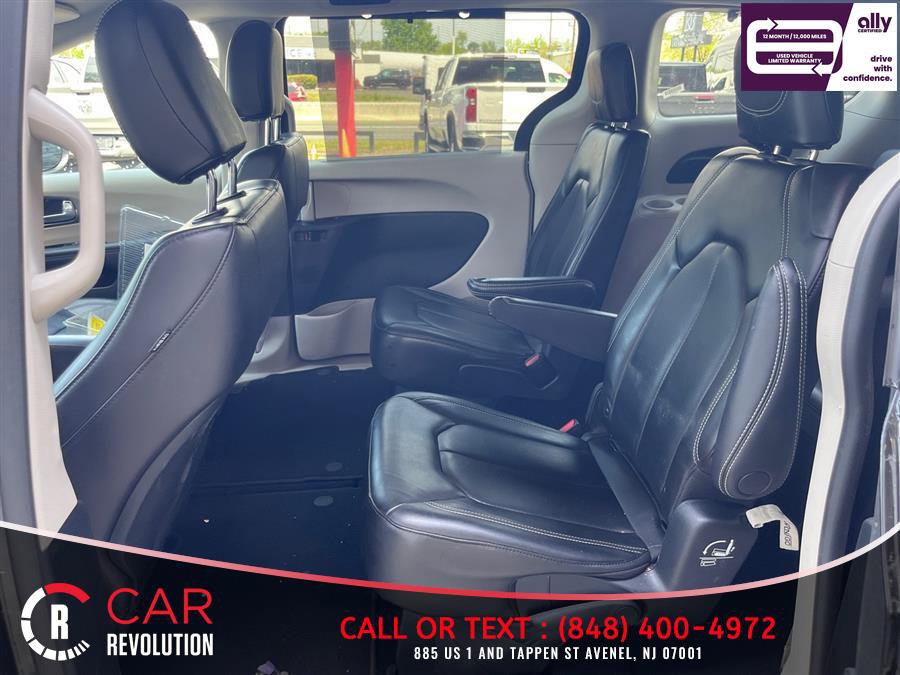 Used 2023 Chrysler Pacifica Touring-L FWD image 36