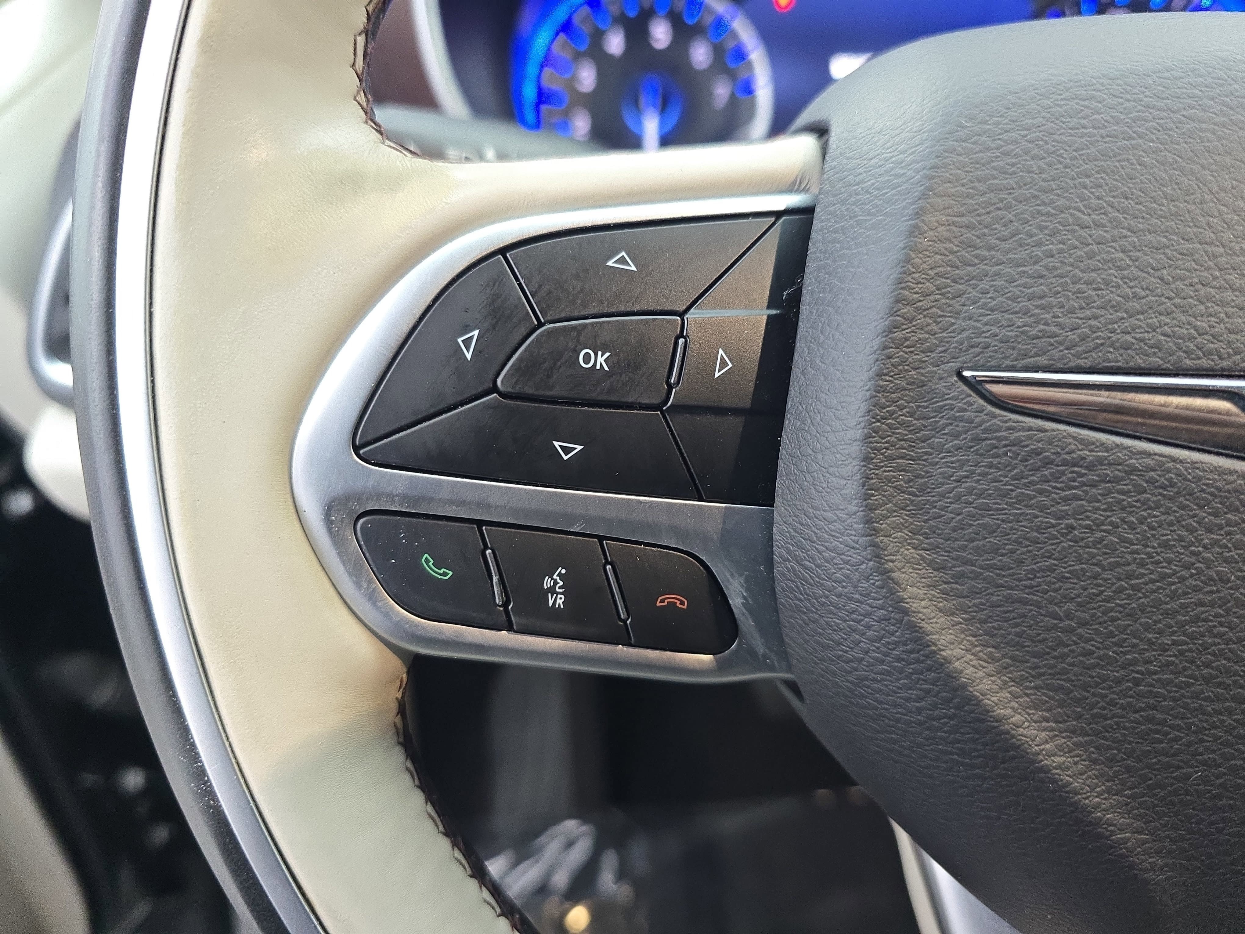 Used 2017 Chrysler Pacifica Limited w/ UConnect Theater Package FWD image 18