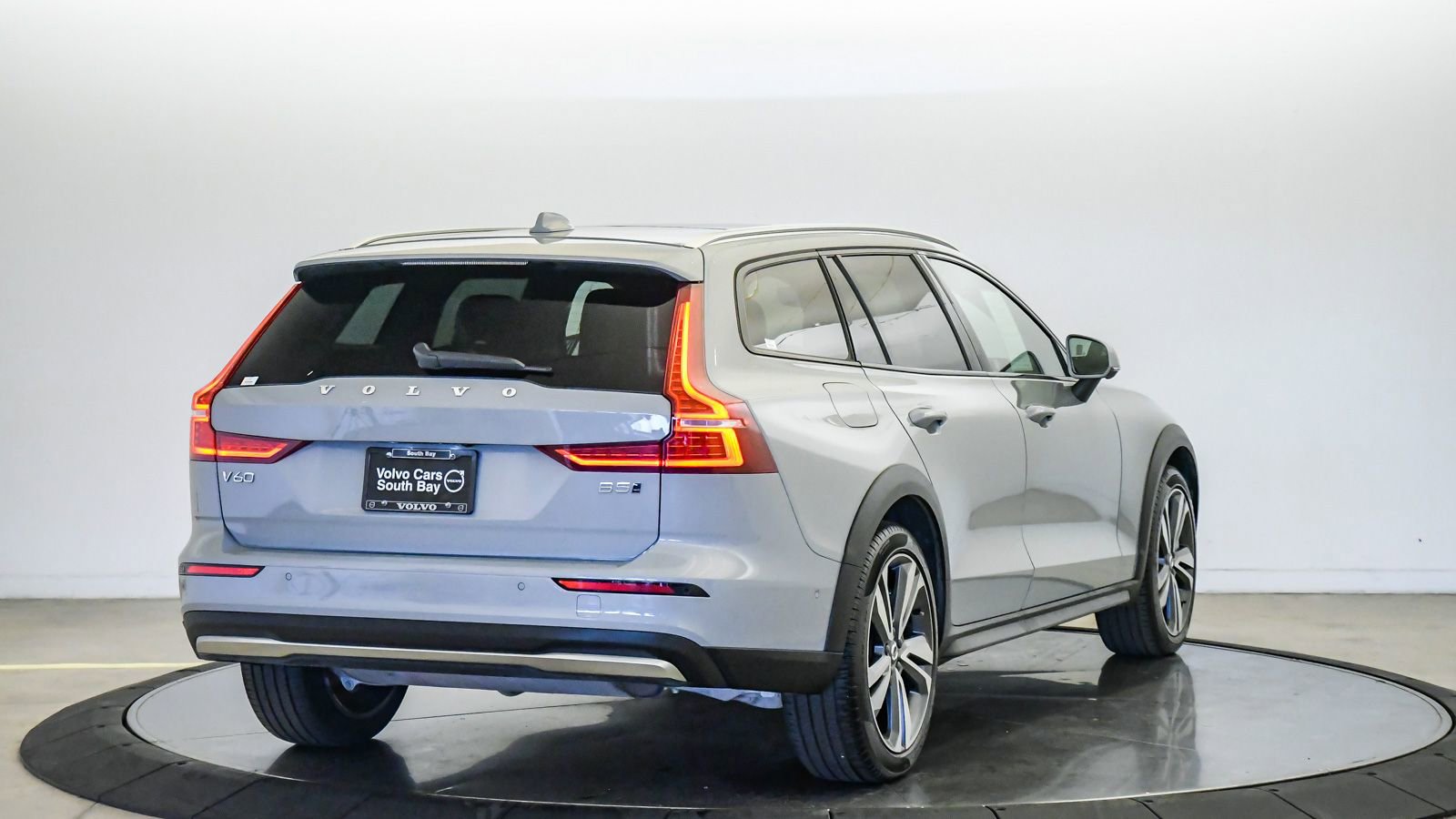 Certified 2025 Volvo V60 B5 Cross Country Plus AWD/4WD image 5
