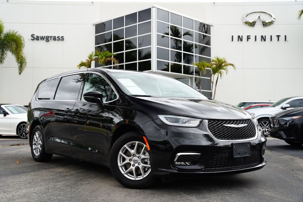Used 2024 Chrysler Pacifica Touring-L image 1