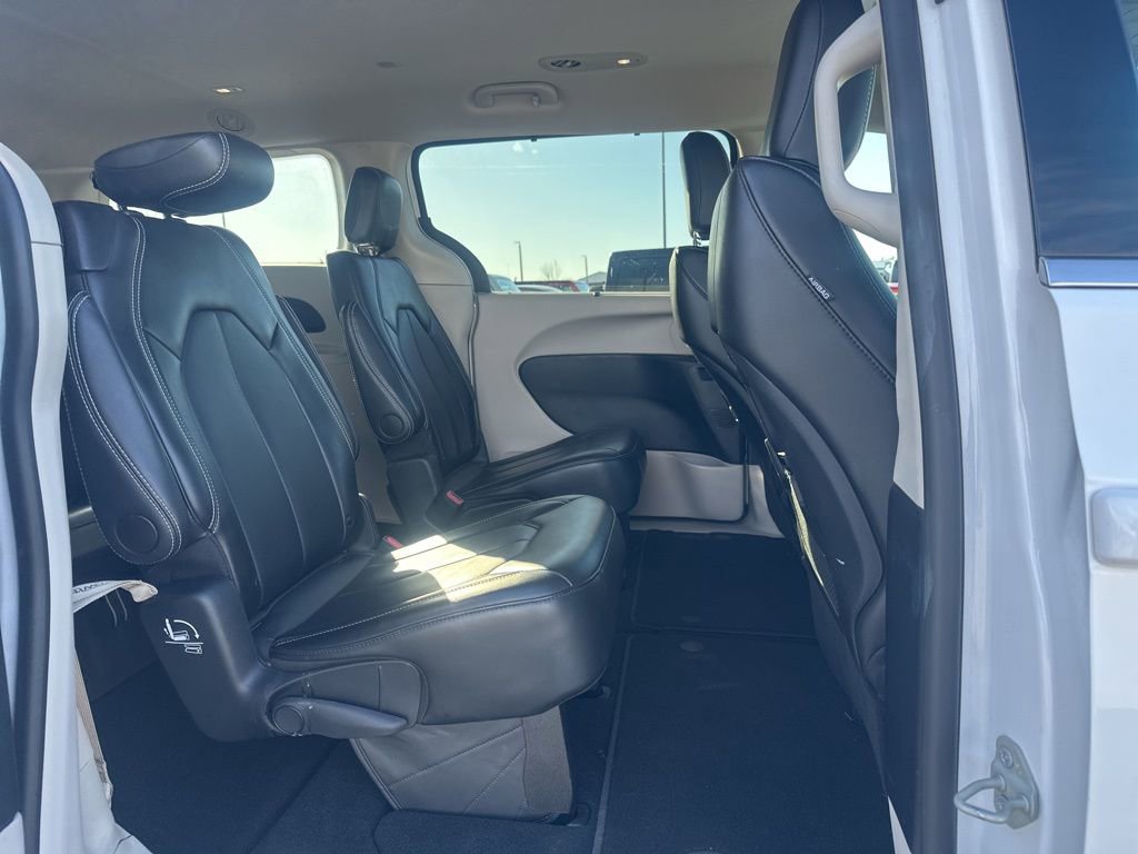 Used 2024 Chrysler Pacifica Touring-L image 9