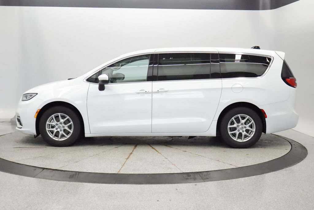 Certified 2023 Chrysler Pacifica Touring-L FWD image 2