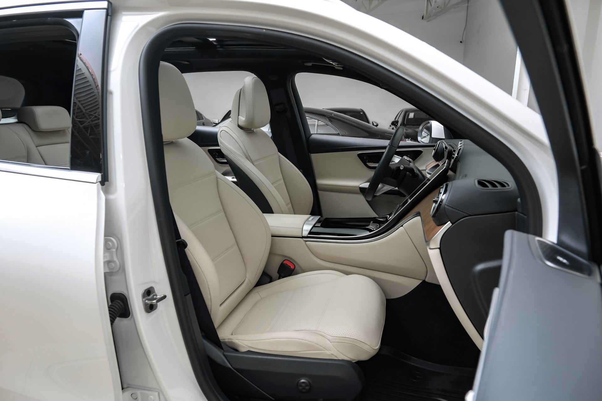 Used 2024 Mercedes-Benz GLC 300 image 33