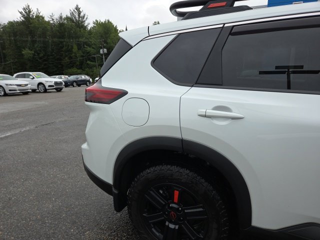 Used 2025 Nissan Rogue SV AWD/4WD image 30