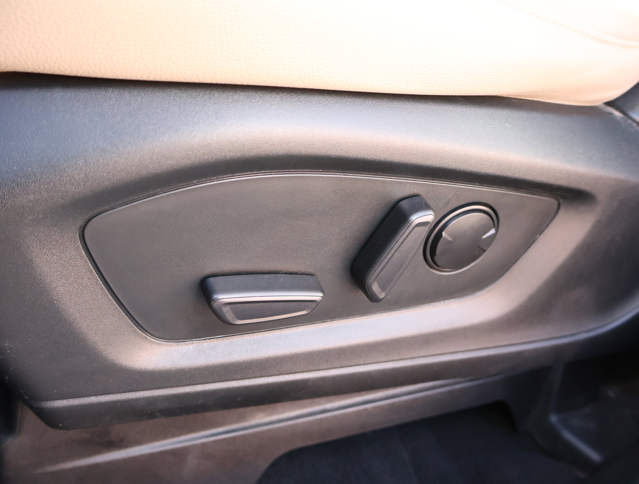 Used 2022 Ford Explorer Limited w/ Equipment Group 301A image 10