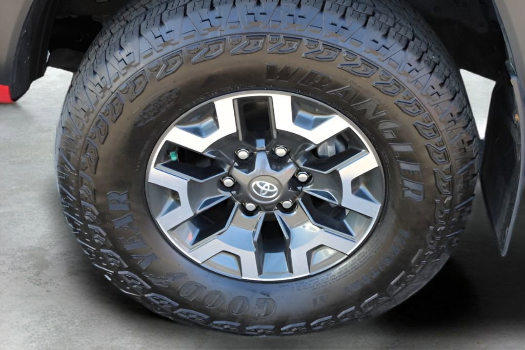 Certified 2022 Toyota Tacoma TRD Off-Road w/ Technology Package AWD/4WD image 2