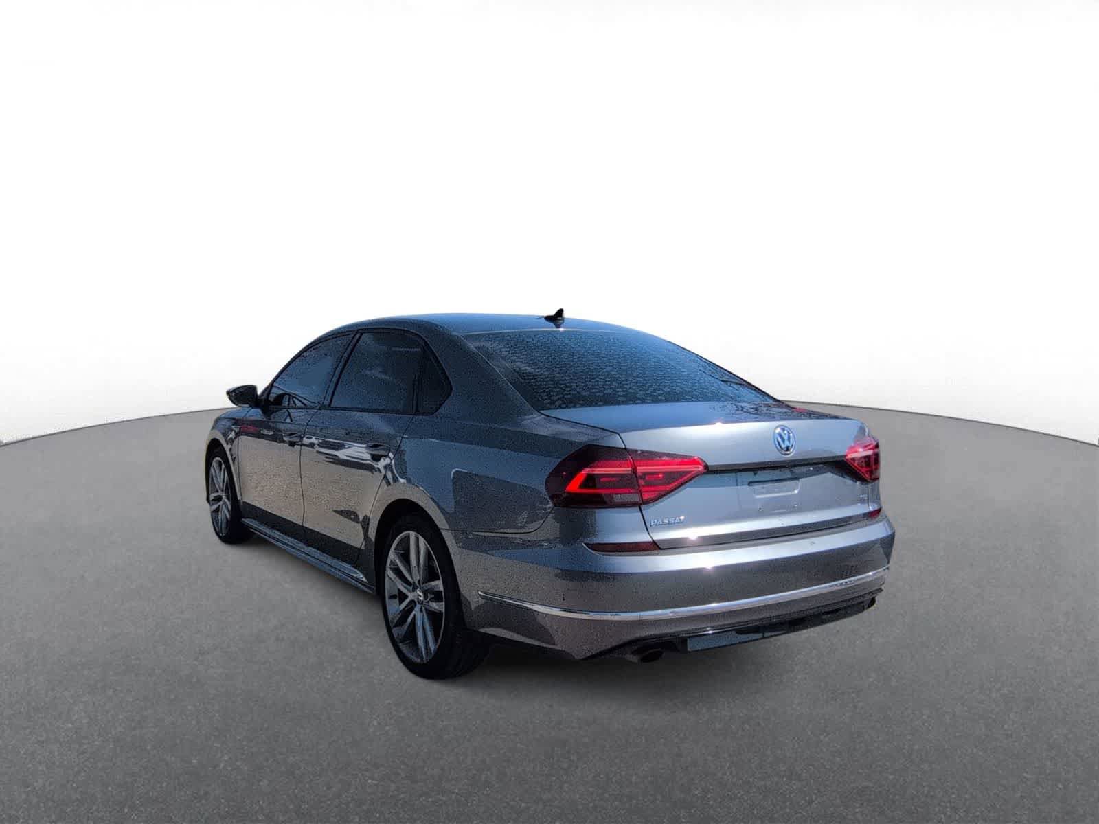 Used 2018 Volkswagen Passat 2.0T R-Line w/ R-Line Lighting Package FWD image 6