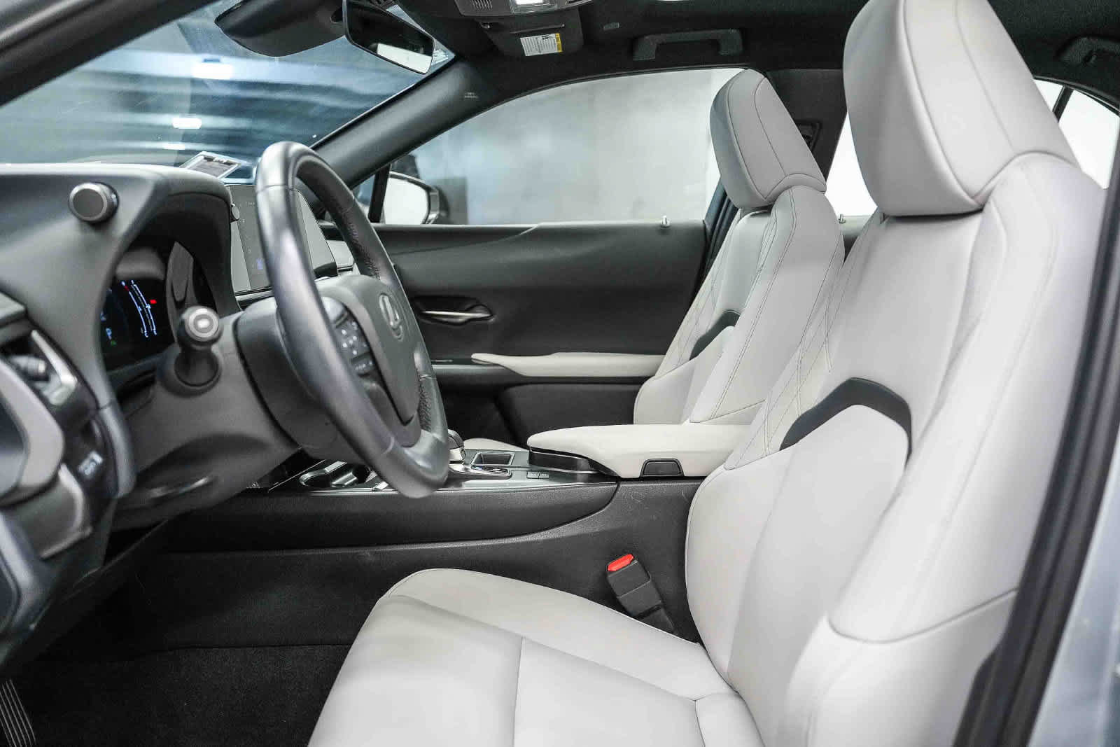 Used 2025 Lexus UX 300h FWD w/ Accessory Package (Z2) image 17