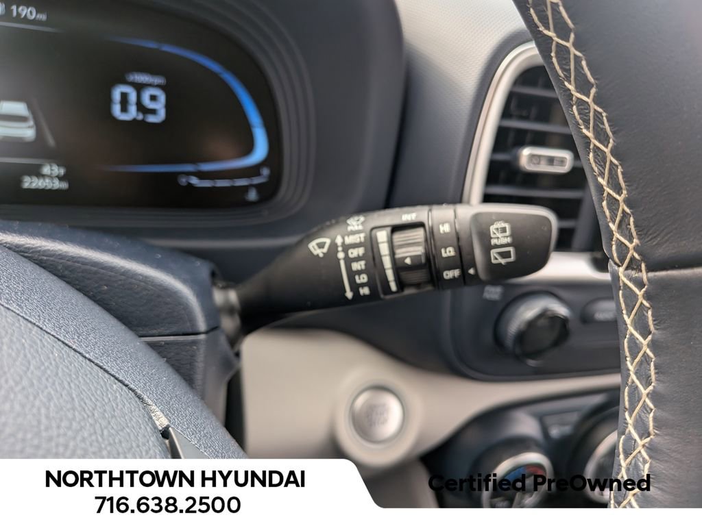 Used 2023 Hyundai Venue Limited image 25