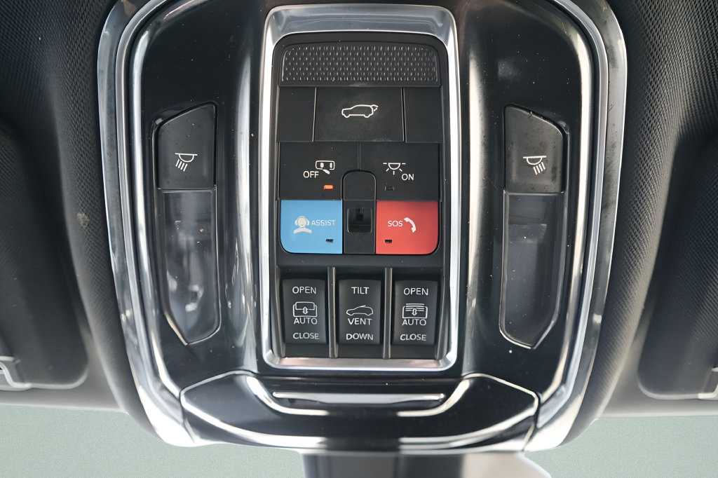Used 2023 Jeep Grand Cherokee Overland w/ Adv Protech Group III AWD/4WD image 22
