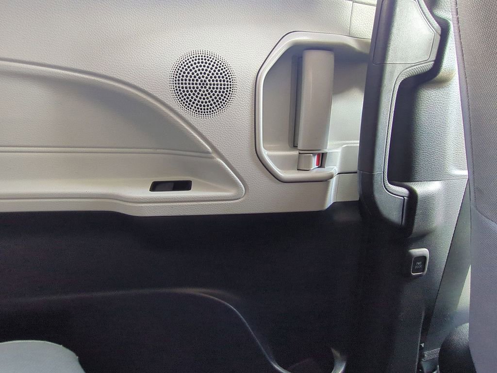 Used 2025 Toyota Sienna LE image 27