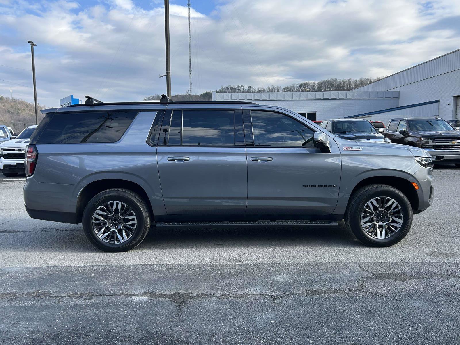 Used 2022 Chevrolet Suburban Z71 w/ Luxury Package image 2