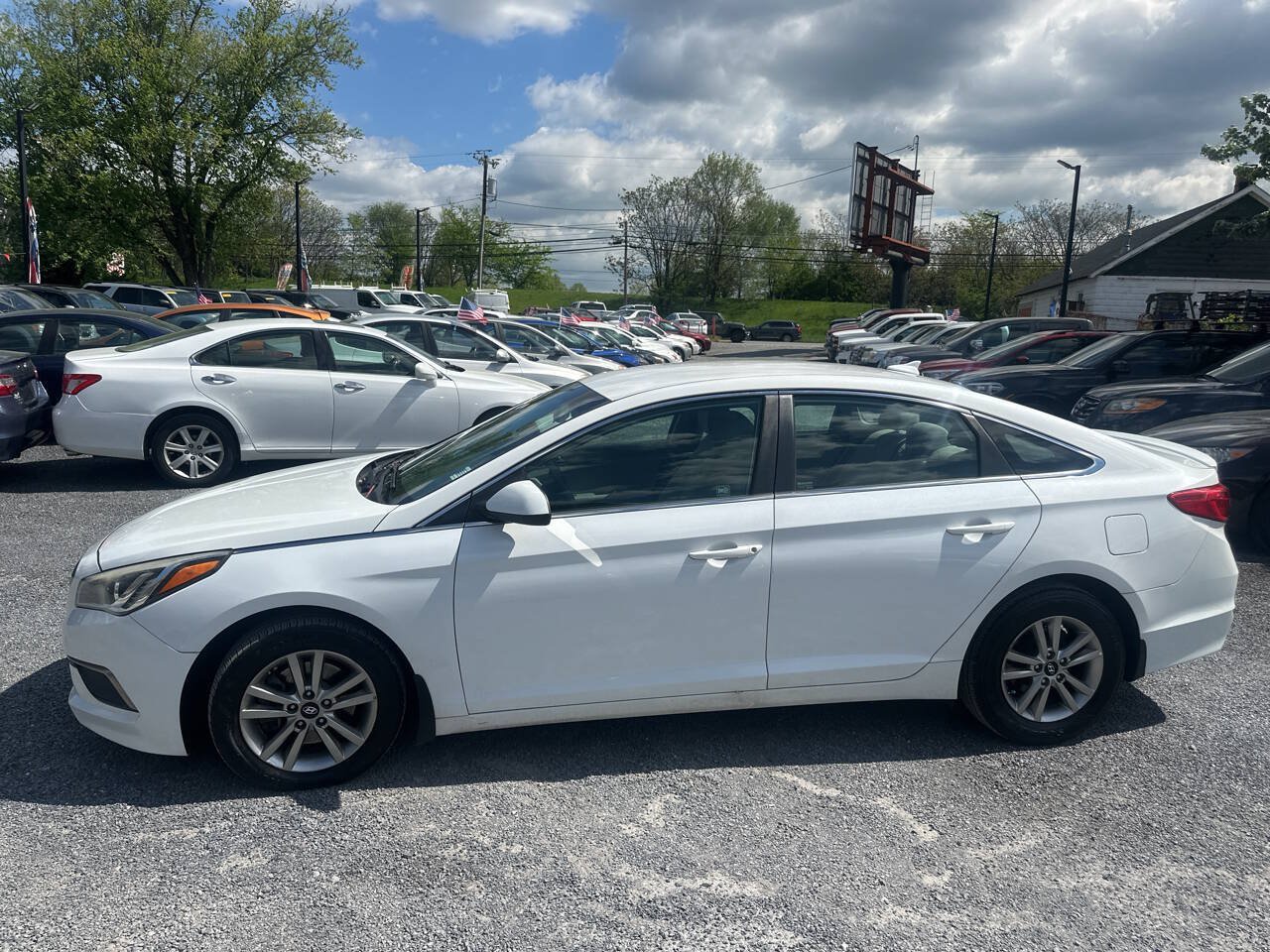 Used 2016 Hyundai Sonata SE FWD image 2