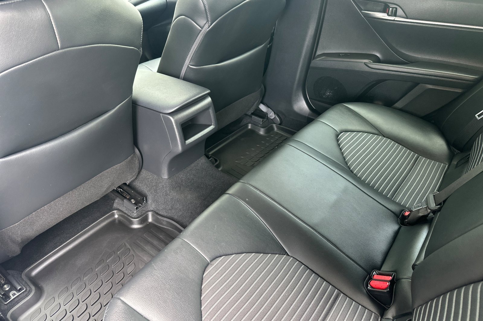 Used 2024 Toyota Camry SE image 11