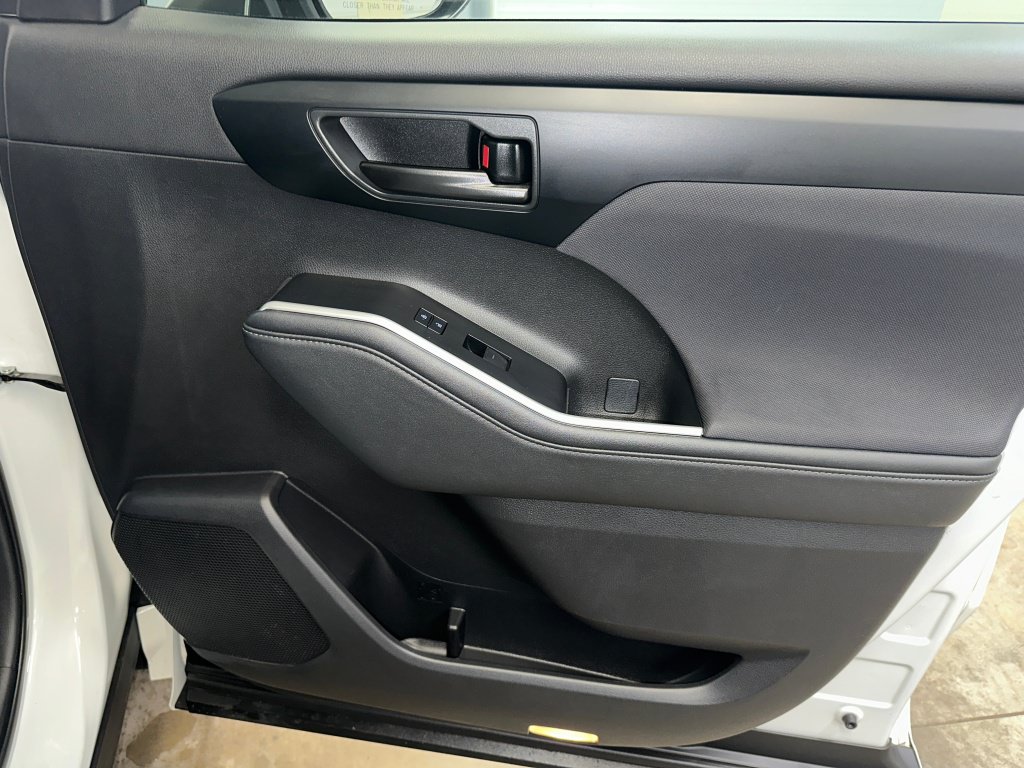 Used 2023 Toyota Highlander L FWD image 28
