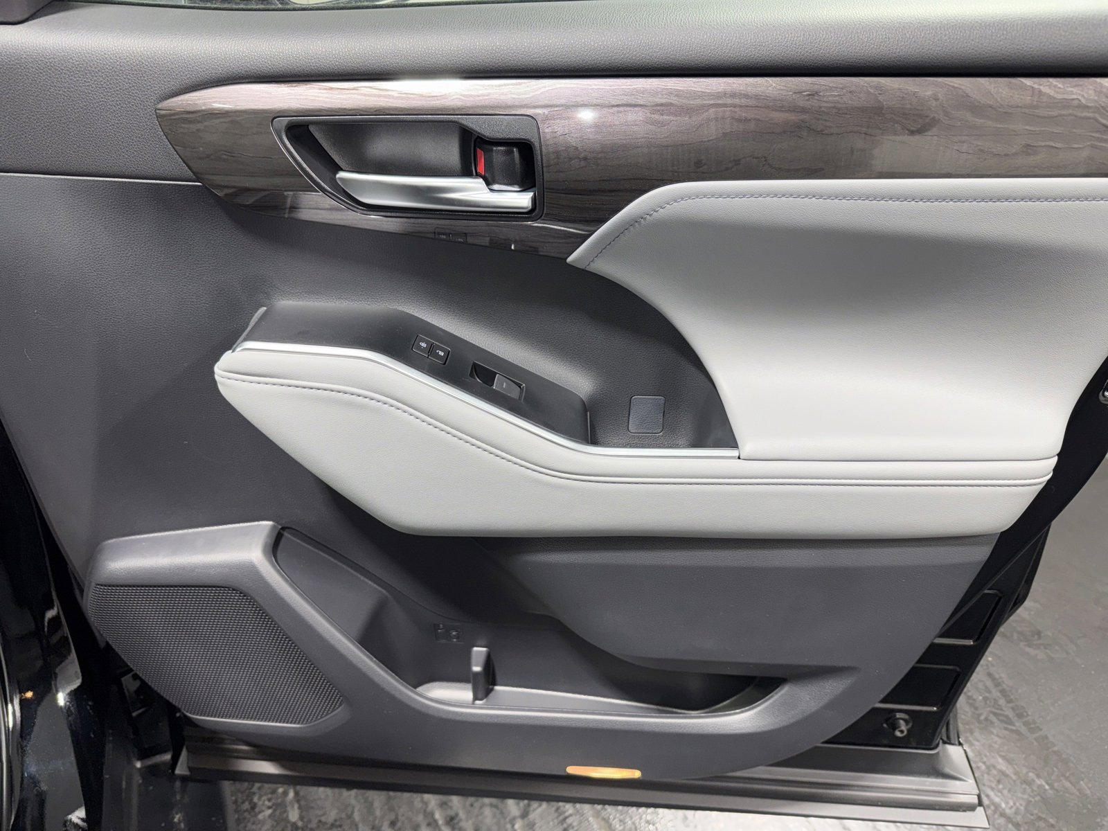 New 2026 Toyota Highlander Platinum image 12