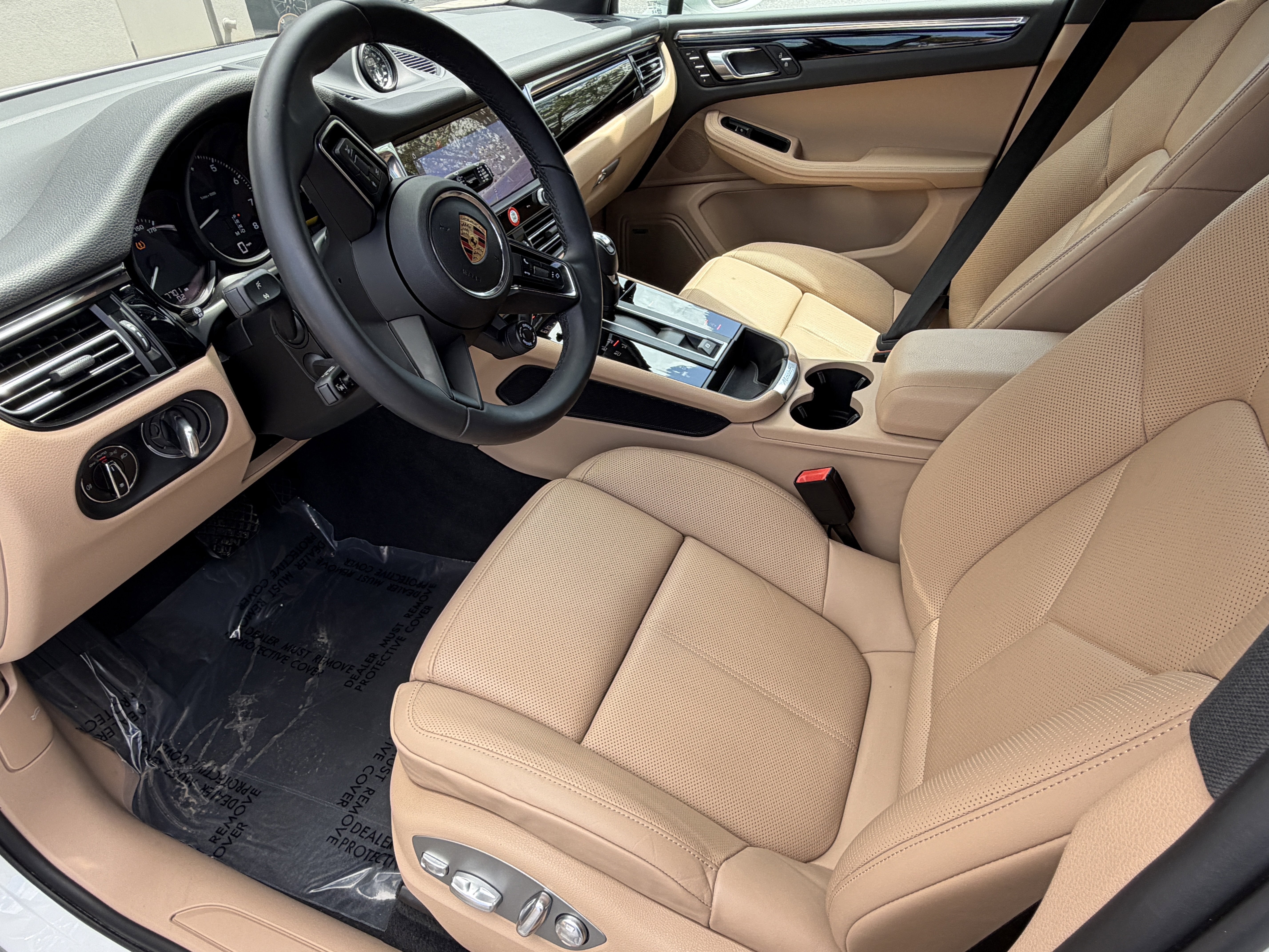 Certified 2025 Porsche Macan image 4