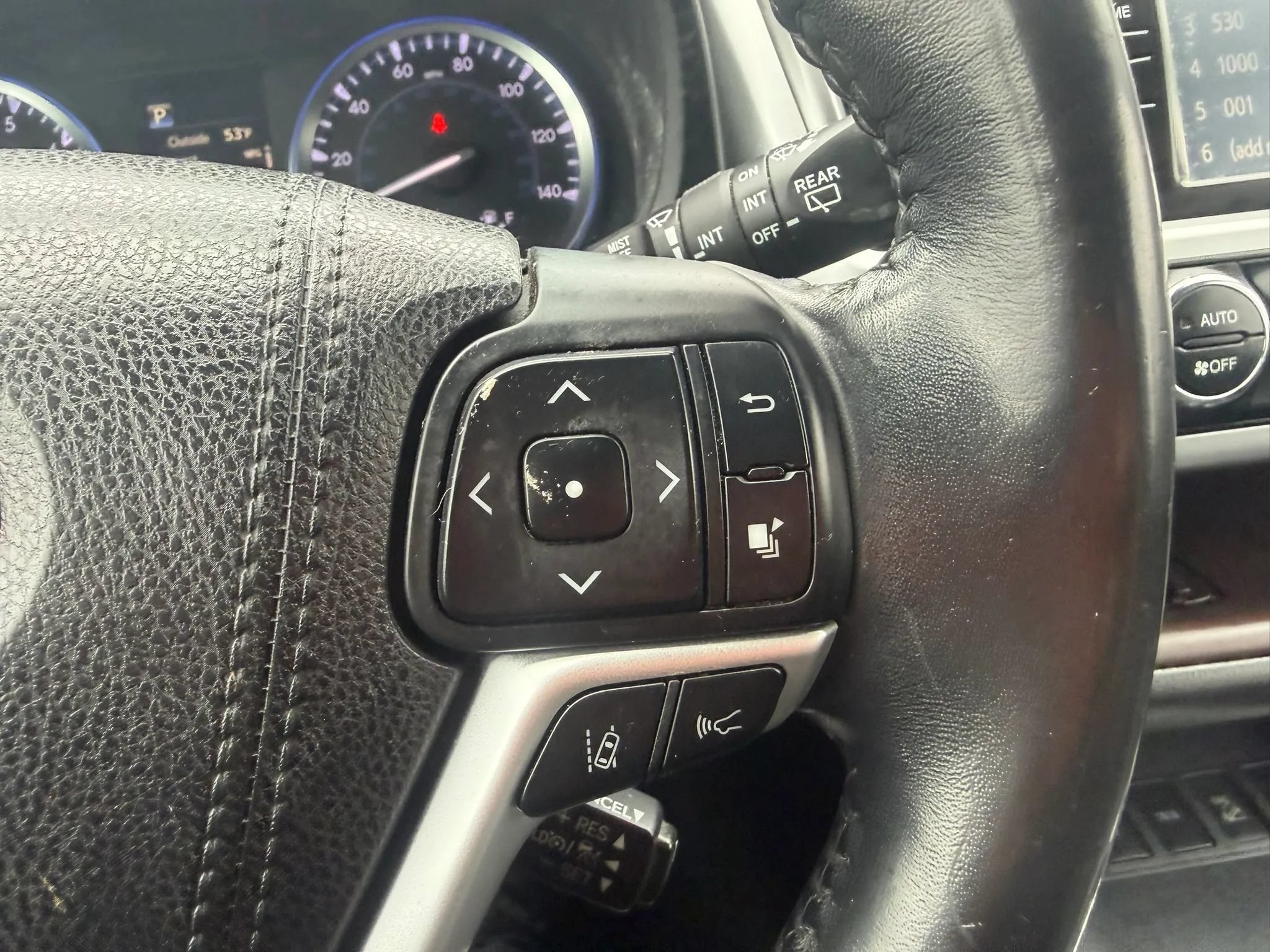 Used 2017 Toyota Highlander XLE w/ Carpet Mat Package AWD/4WD image 14