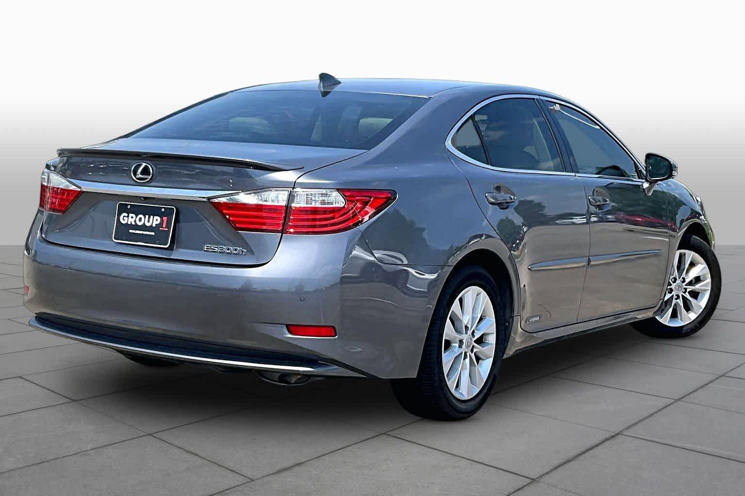 Used 2015 Lexus ES 300h w/ Navigation System Package FWD image 11
