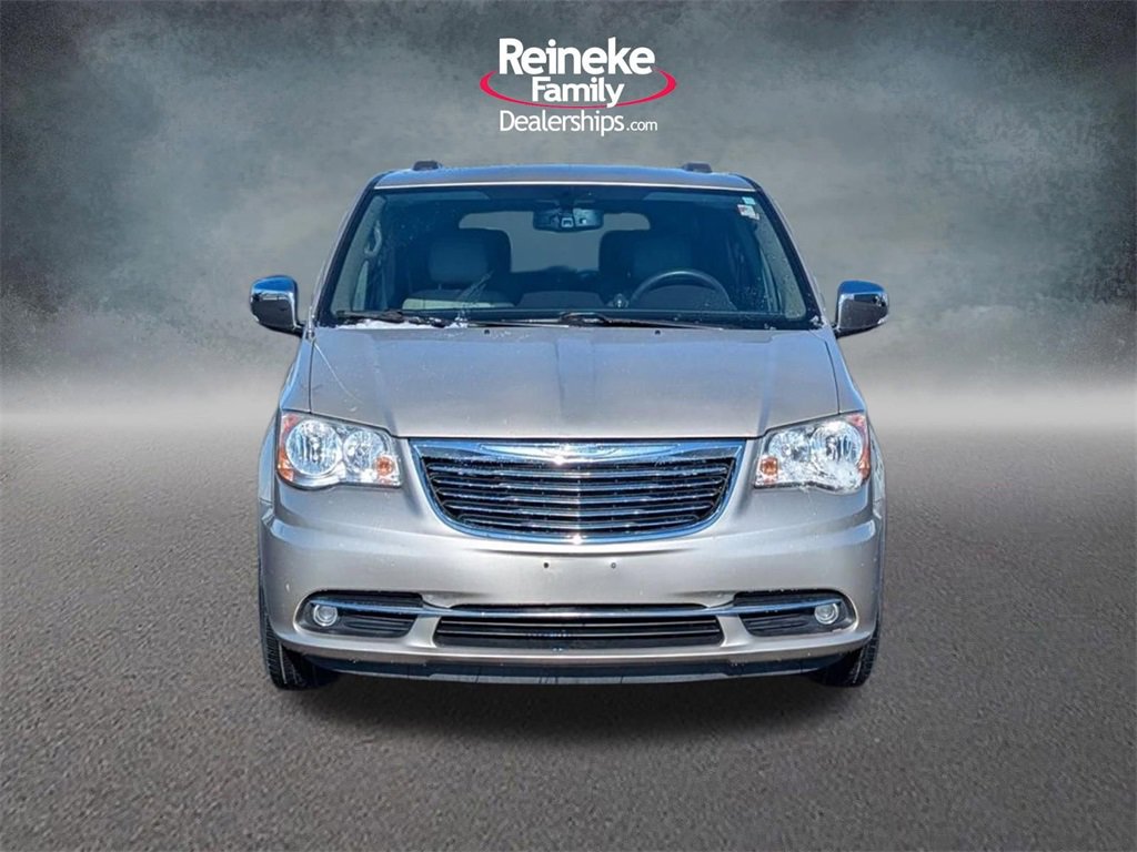 Used 2014 Chrysler Town & Country Touring-L w/ Driver Convenience Group image 2