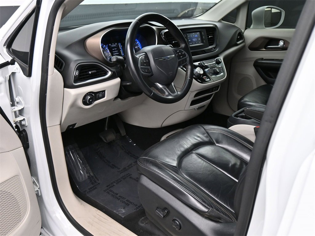 Used 2017 Chrysler Pacifica Touring-L image 2