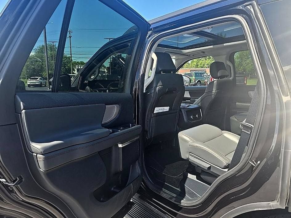 Used 2025 Ford Expedition Active AWD/4WD image 30