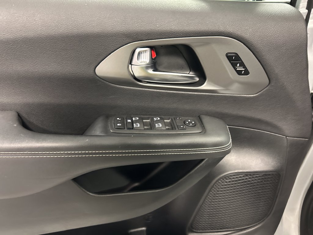 Used 2026 Chrysler Pacifica Select FWD image 14