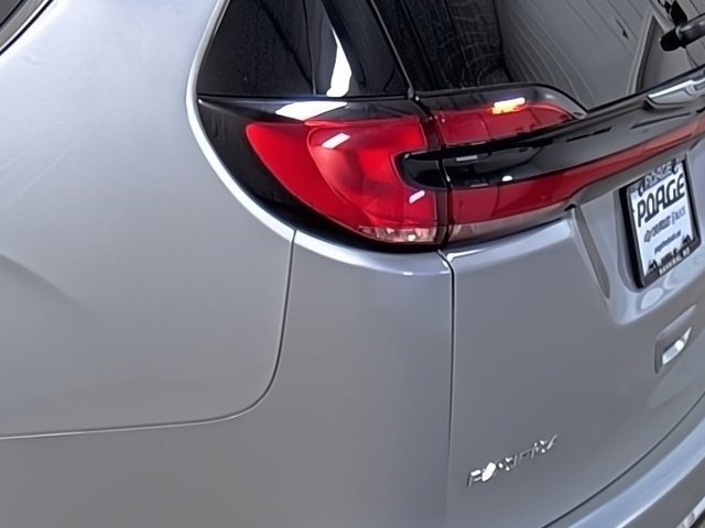 Used 2024 Chrysler Pacifica Touring-L image 10
