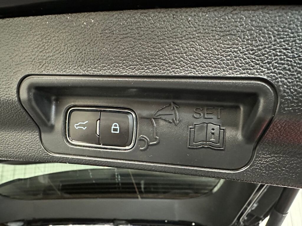 Used 2023 Ford Explorer XLT image 19