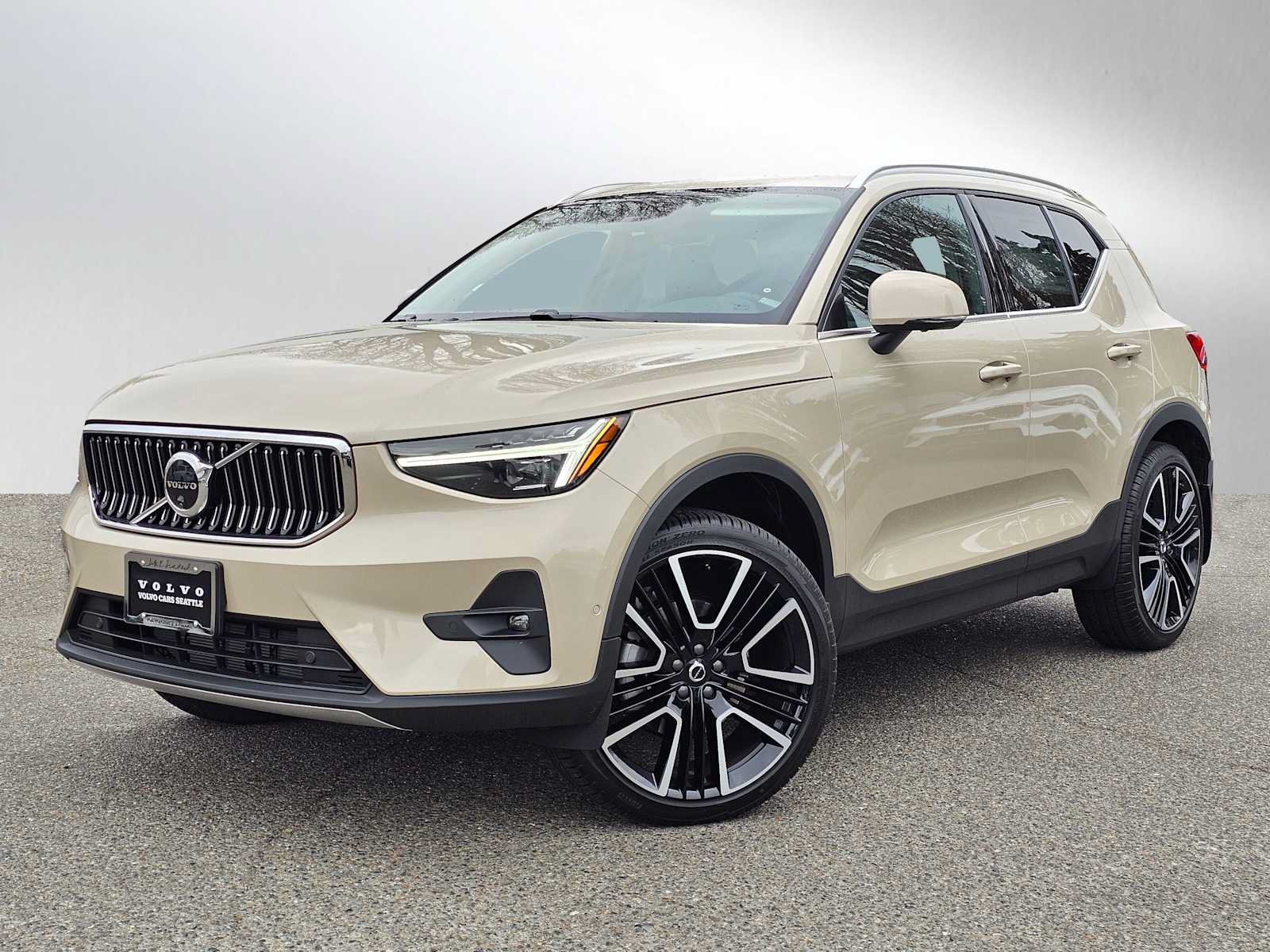 New 2025 Volvo XC40 B5 Plus w/ Climate Package AWD/4WD image 3