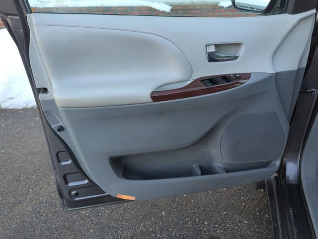 Used 2013 Toyota Sienna XLE w/ Entertainment Pkg image 13