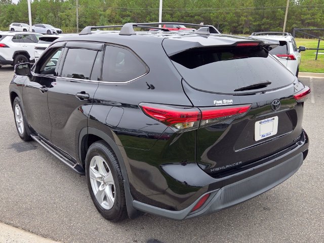 Used 2022 Toyota Highlander LE AWD/4WD image 11
