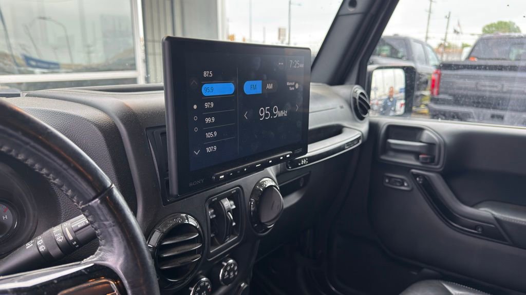 Used 2017 Jeep Wrangler Unlimited Sahara AWD/4WD image 11