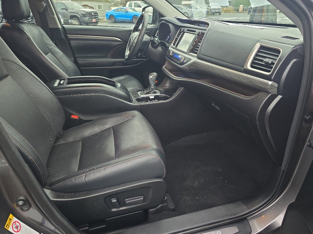Used 2018 Toyota Highlander Limited Platinum image 16
