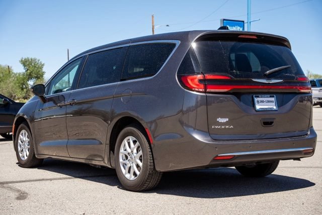 Used 2023 Chrysler Pacifica Touring-L FWD image 7