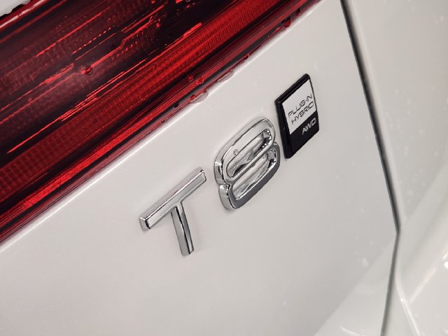 New 2027 Volvo XC60 T8 Plus AWD/4WD image 13