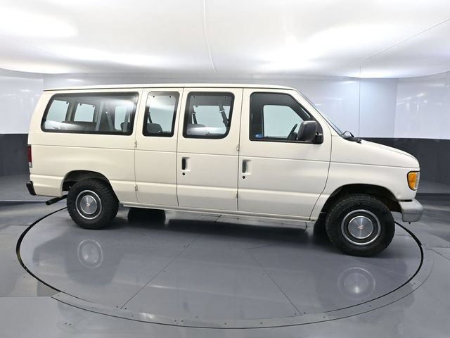 Used 1995 Ford E-150 and Econoline 150 Club Wagon RWD image 3